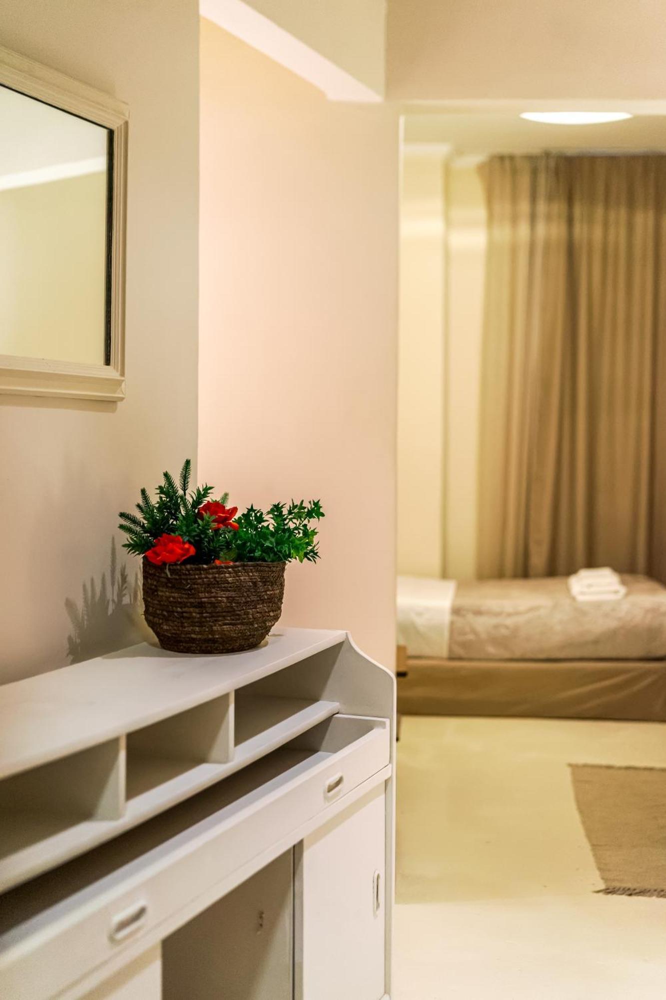 Filopappou Decent Apartment Athena Bagian luar foto